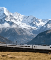 雪山下行驶的列车13018#横屏 