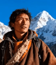 雪山下身着民族服饰的男子3943#横屏 