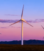 黄昏下草原的风力发电机10489#横屏 