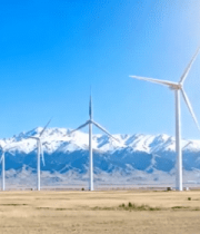 雪山下的风力发电场全景4622#横屏 