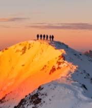 雪山山顶人物剪影自然风光13424#横屏 