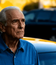 户外站立的白发老人11228#横屏 