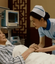 护士病房内关爱老年患者14690#横屏 