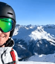 雪山前滑雪者自拍7560#横屏 