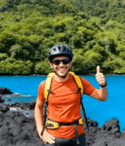 户外男子骑行后竖大拇指10599#横屏 