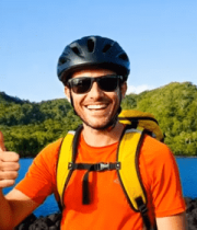 	 户外男子湖边竖拇指10939#横屏 