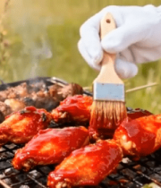 户外烧烤涂抹酱料的场景6254#横屏 