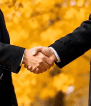 户外两位商务人士握手场景8799#横屏 