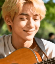 户外持吉他微笑的年轻男子1051#横屏 