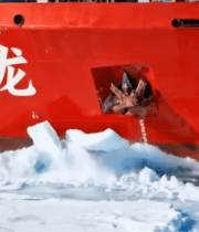 雪龙号破冰船在冰海航行(1)12836#横屏 