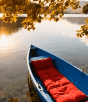 湖畔停泊的蓝色小船5433#横屏 