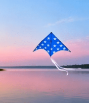 湖面夕阳下风筝飞翔景象9212#横屏 