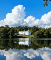 湖畔森林中的白色建筑景观457#横屏 