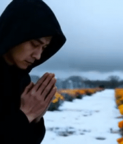 雪地墓地男子跪地祈祷7787#横屏 