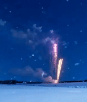 雪地夜空绽放的烟花8715#横屏 