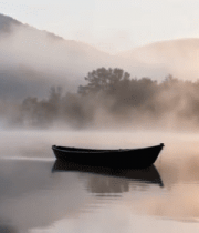 湖面轻舟晨雾缭绕景象4709#横屏 