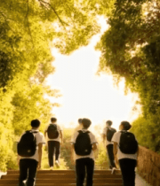 学生背着书包走在林间石阶81#横屏 