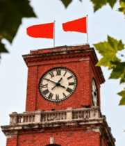 红砖钟楼与飘扬红旗1311#横屏 