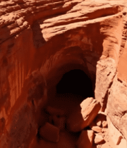 红色岩石峡谷洞穴景观7963#横屏 