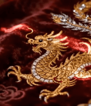 	 红色织物上的金龙刺绣2679#横屏 