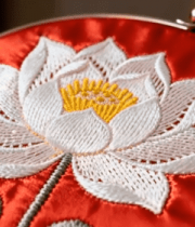 	 红色绣布上的白色莲花刺绣10629#横屏 