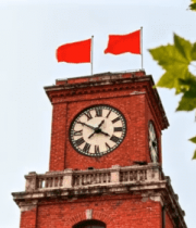 红砖钟楼与飘扬红旗景观1165#横屏 