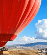 红色热气球飞行于蓝天白云间7853#横屏 