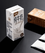 黑桌上的纯牛奶及奶片素材3827#横屏 