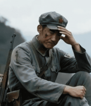 红军战士坐岩石神情凝重2177#横屏 