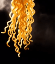 悬空的弯曲面条特写12922#横屏 