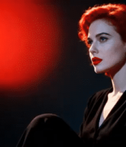 红发女子暗光下侧坐画面13527#横屏 