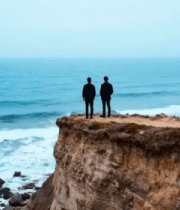悬崖边两人眺望大海2304#横屏 