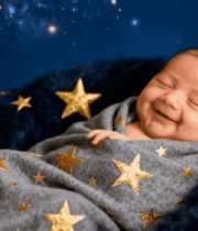 新生儿裹毯躺卧微笑画面14716#横屏 