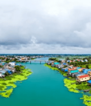 河畔多彩民居航拍全景358#横屏 