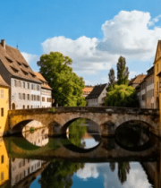 	 河畔城镇石桥与彩色房屋景观3193#横屏 