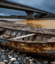 河边石桥下的破旧渔船6251#横屏 