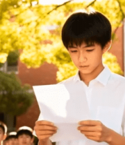 校园中学生手持纸张阅读1511#横屏 