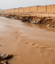 河流旁垃圾堆积景象14931#横屏 