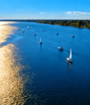 河流上航行的帆船俯拍画面1920#横屏 