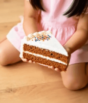 小女孩手持切块蛋糕14423#横屏 