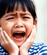 小女孩双手捧脸张嘴表情特写7206#横屏 