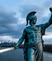 河畔青铜雕像与城市天际线景观1672#横屏 