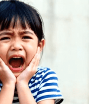 小女孩双手托脸大喊表情7134#横屏 