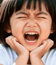 小女孩双手托腮做搞怪表情2568#横屏 