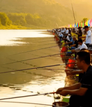 河边人群集体垂钓场景1901#横屏 