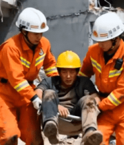 消防员废墟救援搬运伤者3359#横屏 