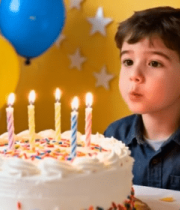 小男孩吹生日蛋糕蜡烛场景99#横屏 