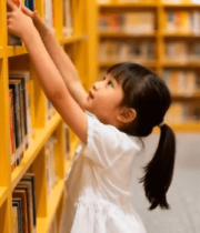 小女孩图书馆取书素材6385#横屏 