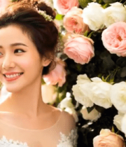 新娘靠花墙微笑素材4262#横屏 