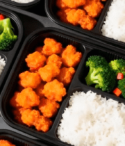 盒装米饭配炸鸡块与西兰花2311#横屏 